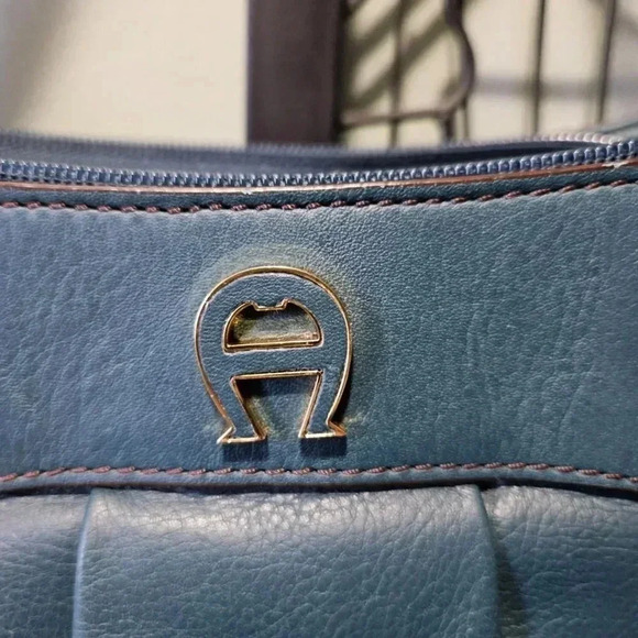 Etienne Aigner | Teal Leather Handbag with Gold Tone Hardware - Lots of pockets! - Picture 4 of 16